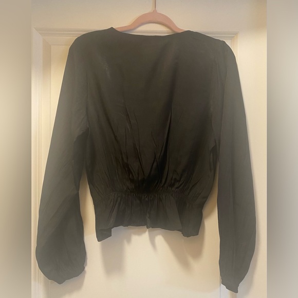 NWT MINKPINK HARPER TWIST BLOUSE SIZE LARGE IN BLACK - Picture 2 of 2